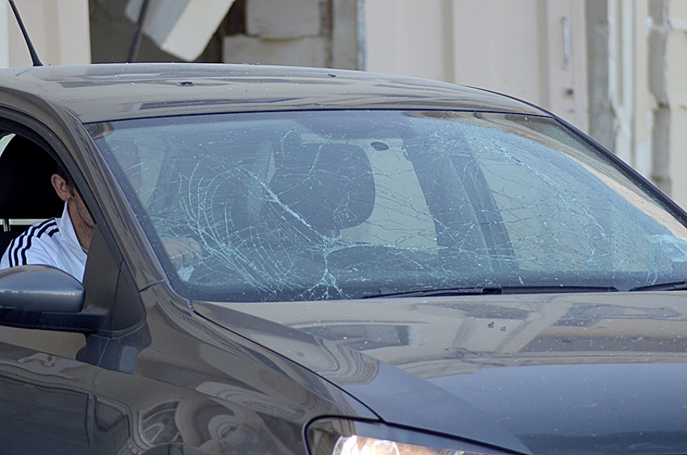 Windscreen ta' karozza li ġarbet ħsarat kawża tal-bomba.  Ritratt John Pisani