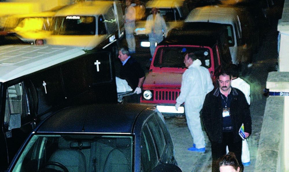Il-katavru ta’ Gaetano qed jiddaħħal fil-hearse tal-Pulizija