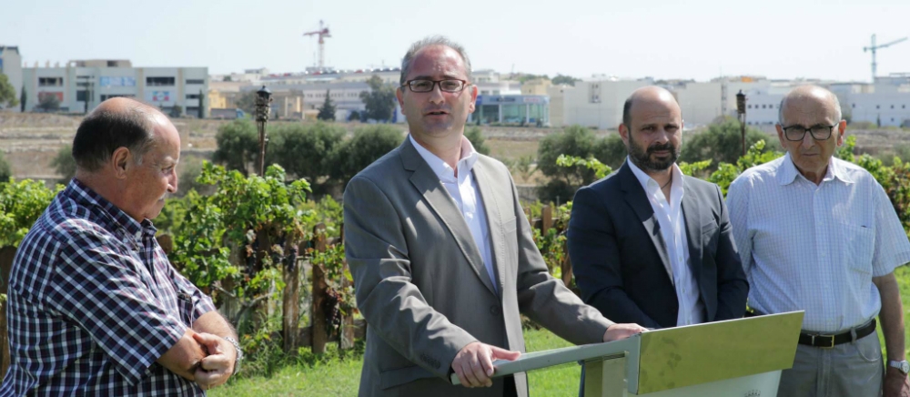 Is-Segretarju Parlamentari Roderick Galdes jiftaħ l-istaġun fl-estate tal-inbid ta' Maria Rosa