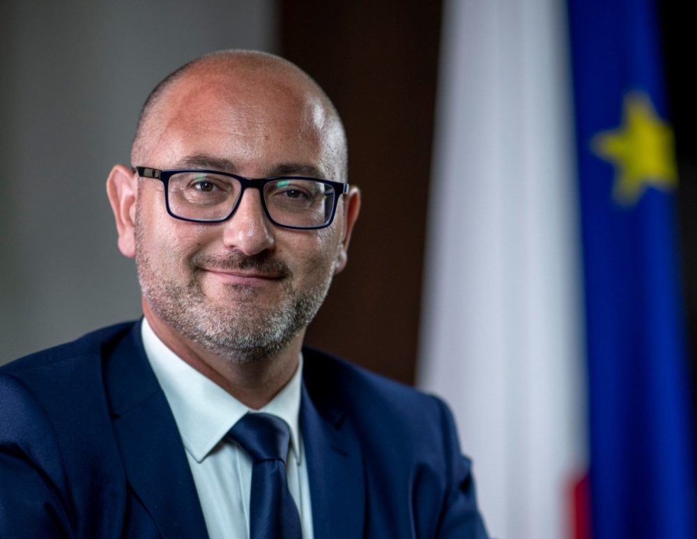 Jirriżenja l-Ministru għall-Akkomodazzjoni Roderick Galdes