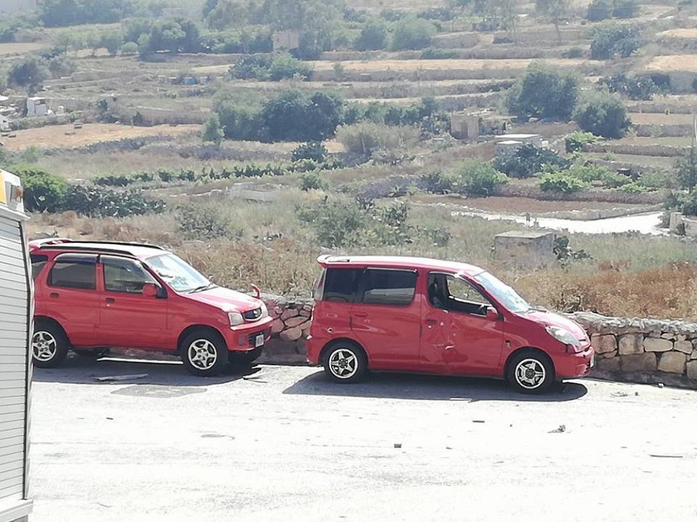 karozzi jġarbu ħsara minħabba l-isplużjoni