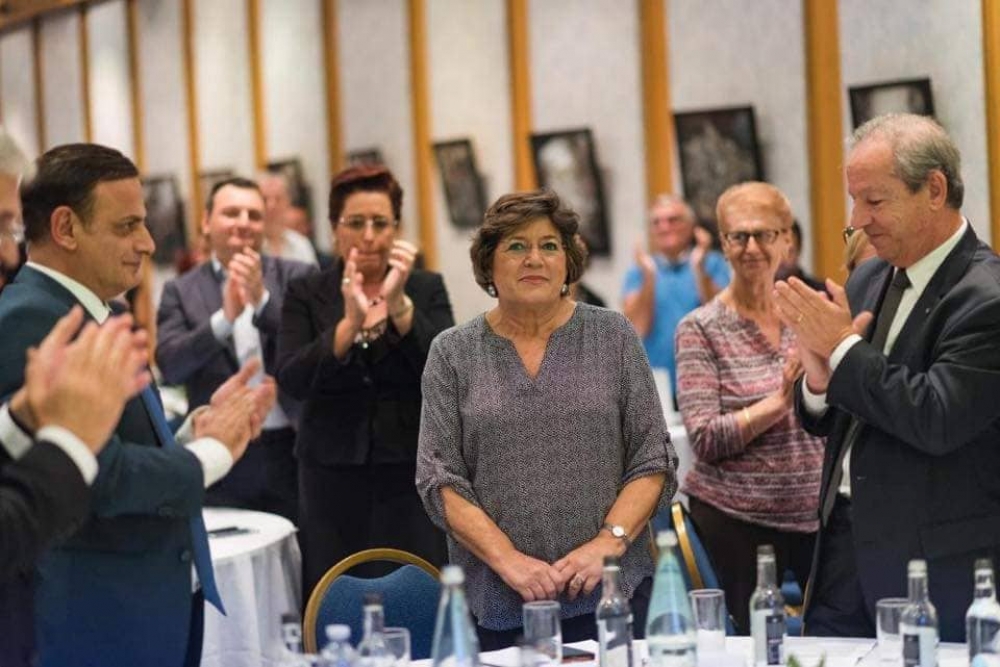 Ana Gomes mdawwra b'Deputati Nazzjonalistab u l-eks POM Lawrence Gonzi
