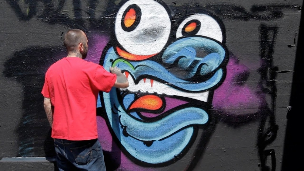 Graffiti jitfa' lil raġel fl-inkwiet | Ritratt ta' Youtube