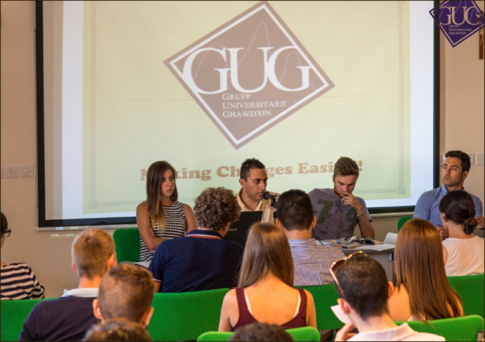 Ryan Mercieca, il-President tal-GUG imdawwar b’membri oħra tal-kumitat