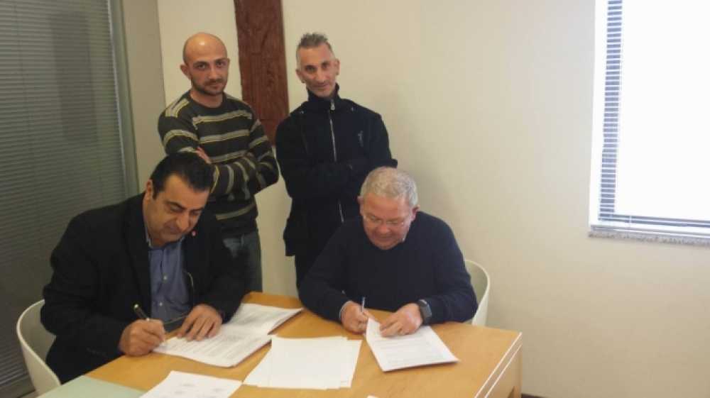 David Darmanin (xellug) u Frank Spiteri jiffirmaw il-ftehim