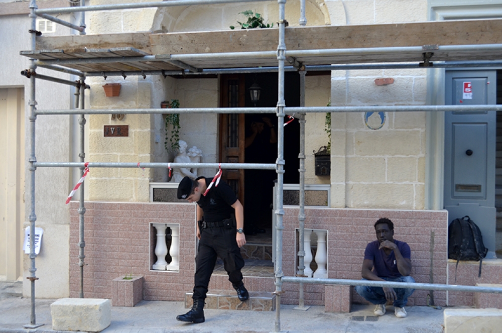 Pulizija tal-RIU ħiereġ mid-dar tal-familja Zahra. Ritratt John Pisani