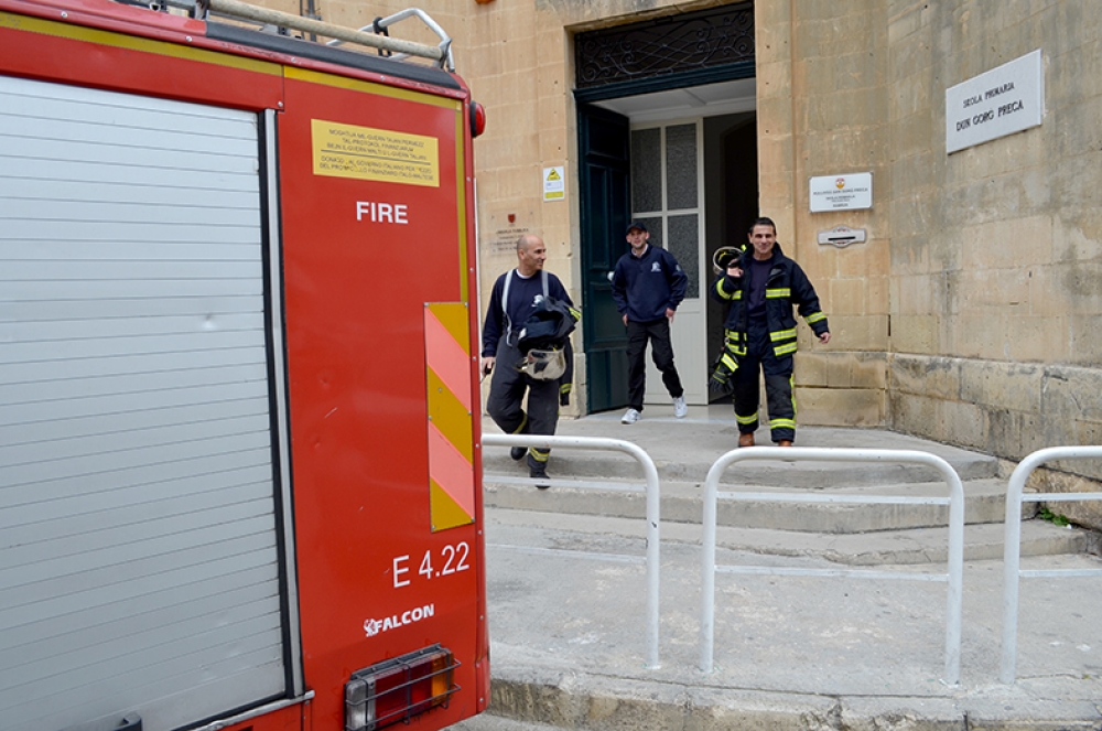 Membri tal-Protezzjoni Ċivili ħerġin mill-iskola. Ritratt John Pisani