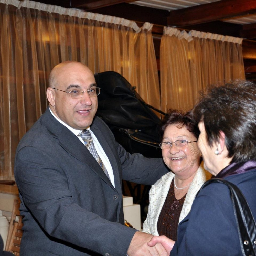 Herman Schiavone; jappoġġja lil Delia u jgħid li hemm persuna lesta biex iċċedi postha għal Delia, imma mhux hu.