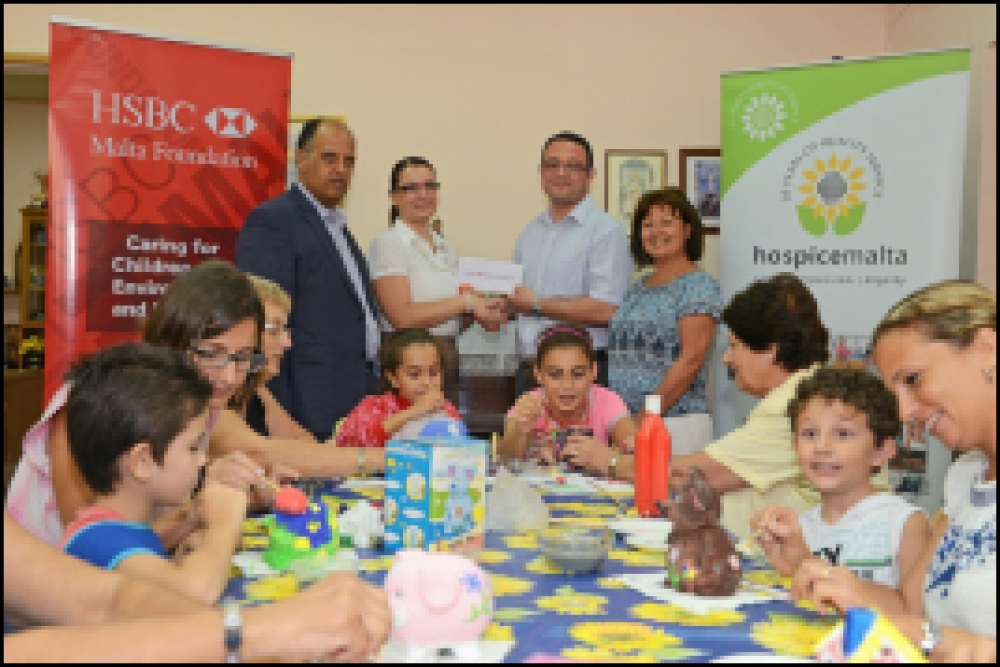 (Mix-xellug) Glenn Bugeja u Astrid Micallef Saliba, rappreżentanti tal-Fondazzjoni HSBC Malta jippreżentaw l-isponsorship lil Kenneth Delia u Anna Zammit mill-Hospice Malta waqt sessjoni ta’ crafts għat-tfal