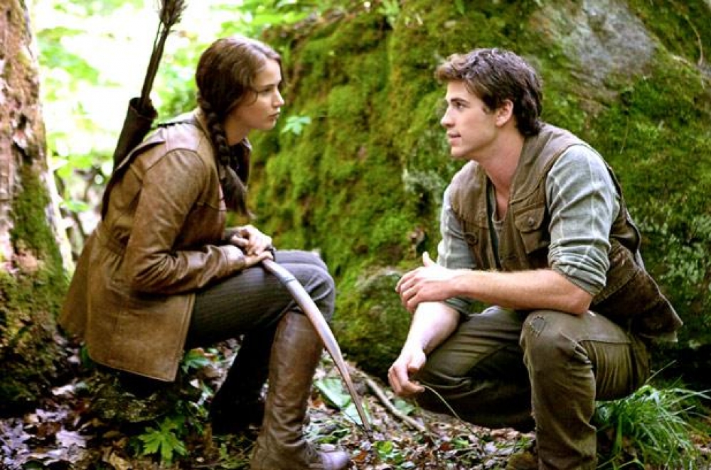 Jennifer Lawrence ma' Liam Hemsworth f'The Hunger Games