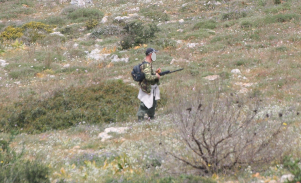ritratt tal-kaċċatur li spara wara l-ħin stipulat li li l-filmat ġie mgħoddi lil pulizija