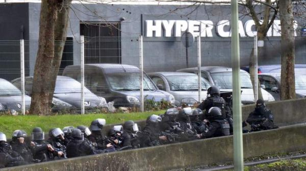 Pulizija lesti fuq barra tas-supermarket Hyper Cacher minn fejn inħelsu l-ostaġġi
