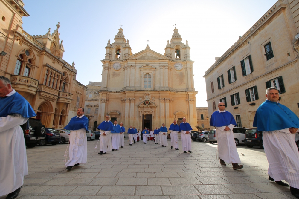 Il-fratteli jwasslu lill-Kapitlu tal-Katidral sal-Knisja ta’ Ġieżu