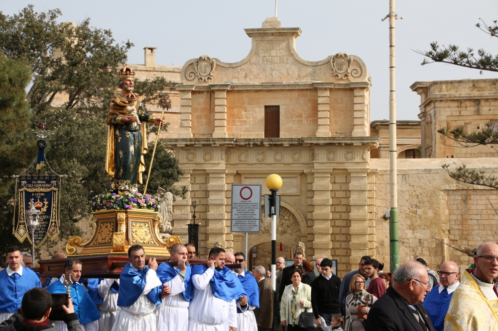 L-istatwa inkurunata ta' San Ġużepp
