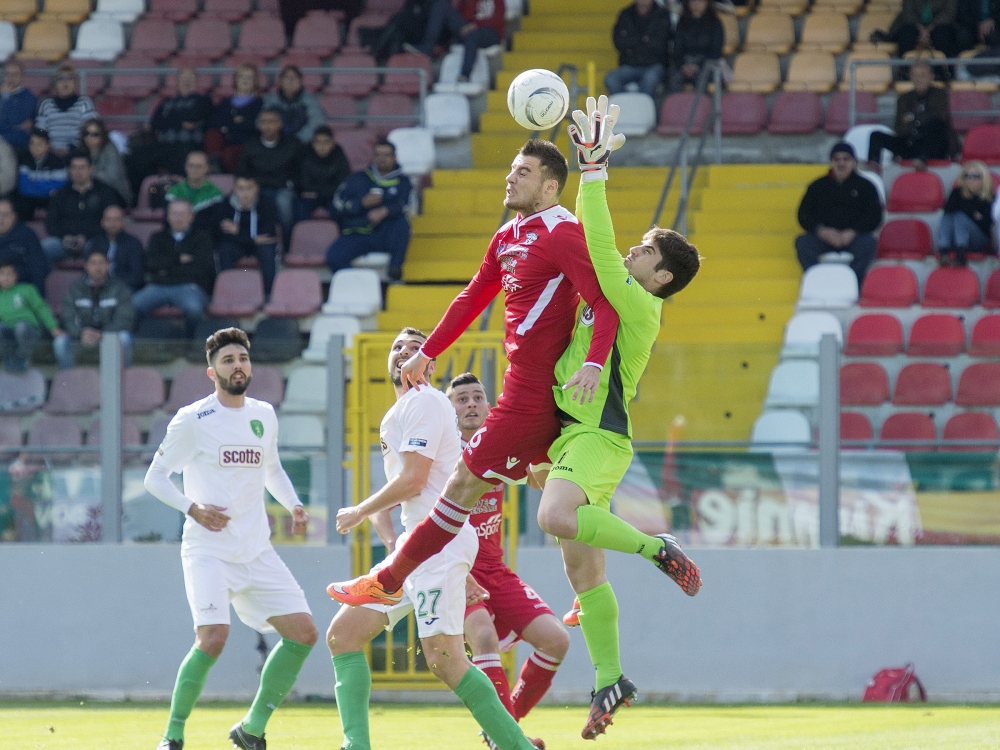 Matthew Calleja Cremona fit-tentattiv li jipprova jirbaħ il-ballun minn fuq ras Bojan Kaljevic