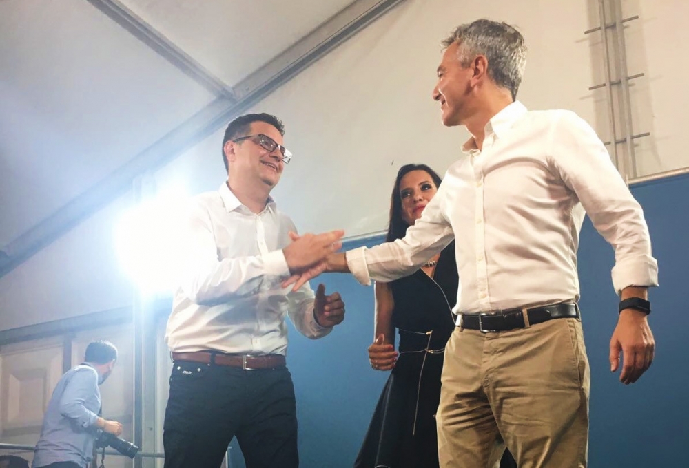 Delia u Busuttil jieħdu b'idejn xulxin
