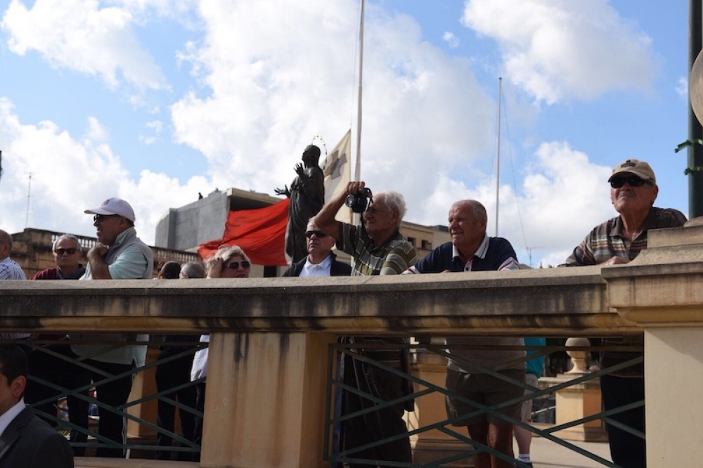 Residenti Mostin inġabru fuq iz-zuntier għall-aħħar tislima