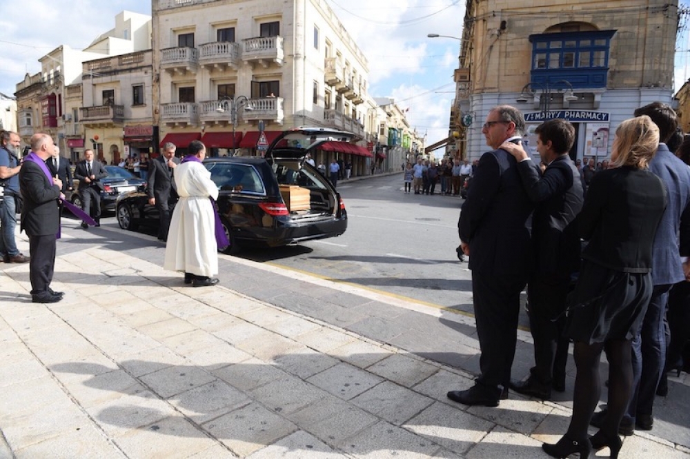 Il-familja Caruana Galizia miġbura ħdejn ir-Rotunda tal-Mosta 
