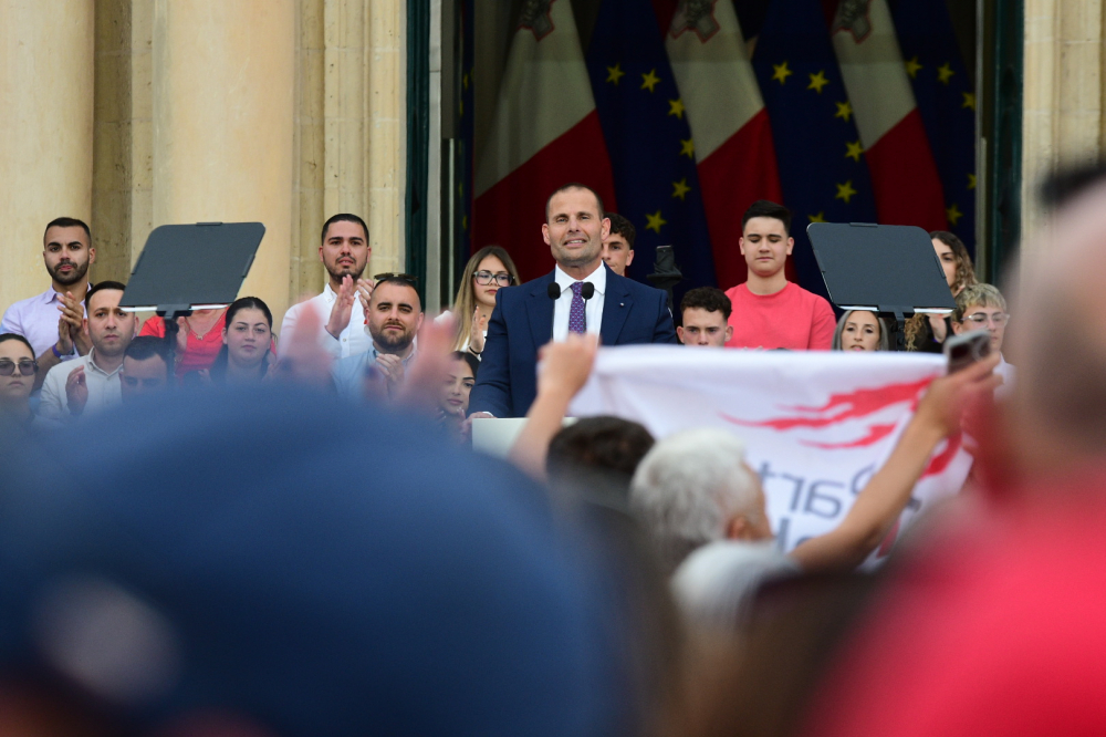 Abela jwiegħed titjib fil-kundizzjonijiet tax-xogħol għall-ħaddiema Maltin