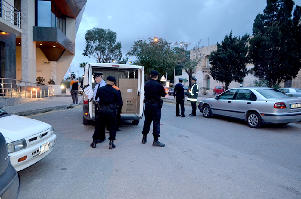 Pulizija tad-Distrett u tal-RIU fuq il-post tal-inċident. Ritratt John Pisani