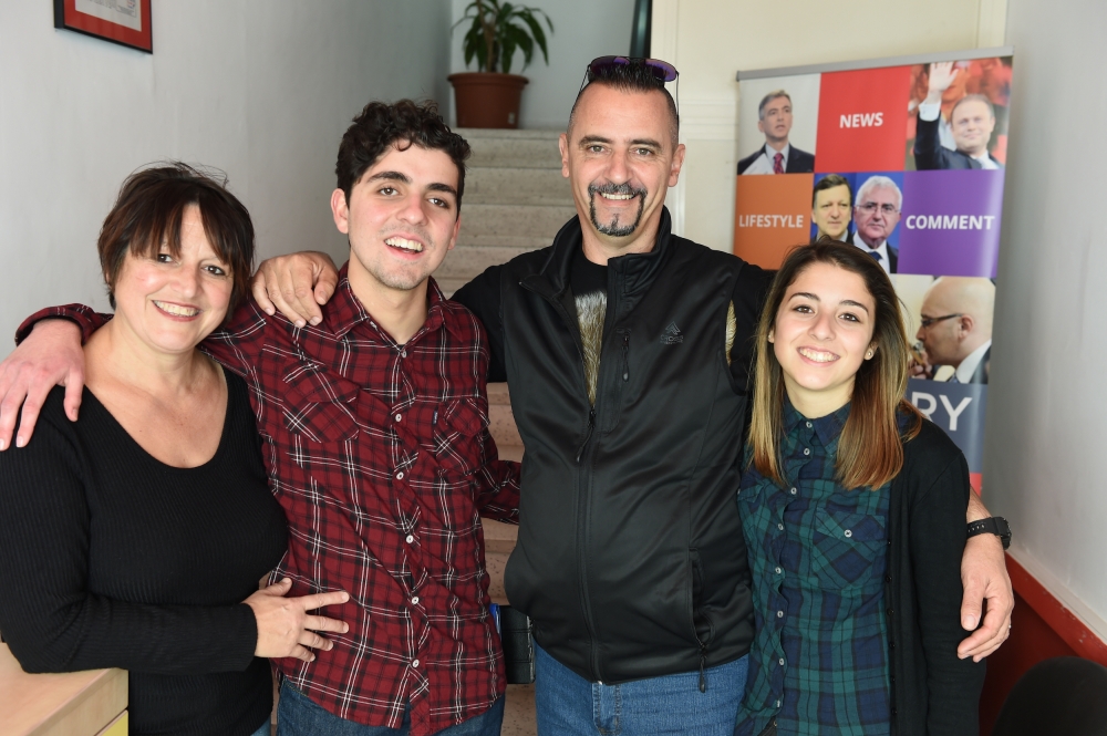 Il-familja Cachia: Sarah Jacob, Sammy u Chloe • Ritratt: Ray Attard