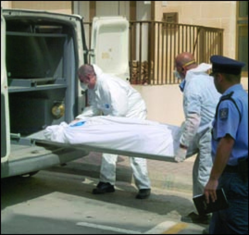 Il-katavru ta’ Irena qed jiddaħħal fil-hearse tal-Pulizija