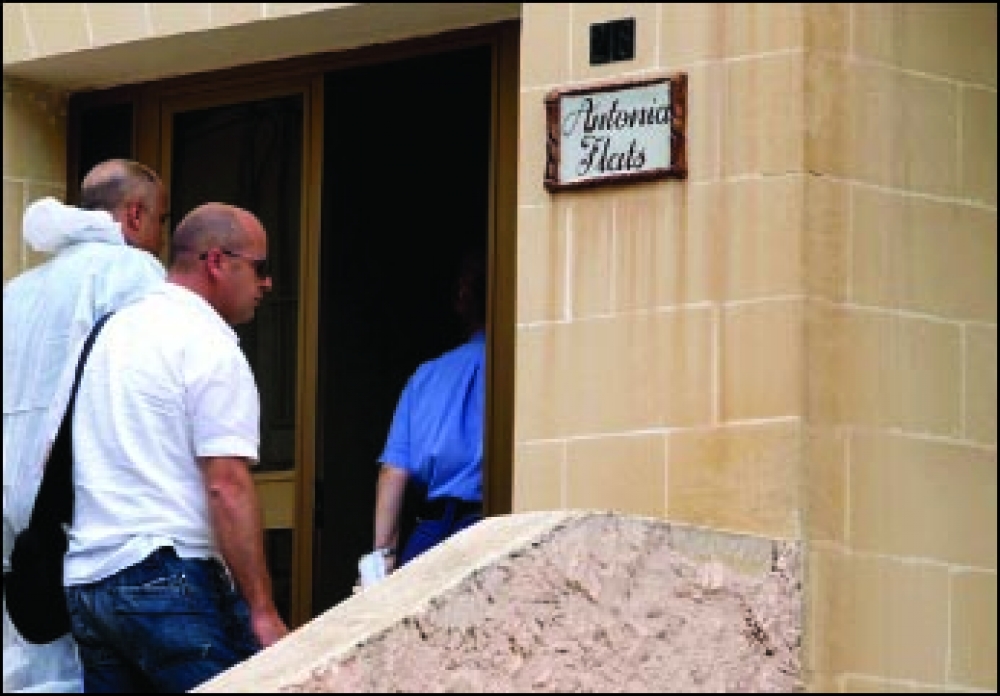 Investigaturi deħlin fil-blokk ta’ appartamenti