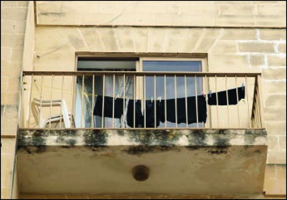 Ħwejjeġ, x’aktarx tal-aggressur, għadhom fil-gallarija