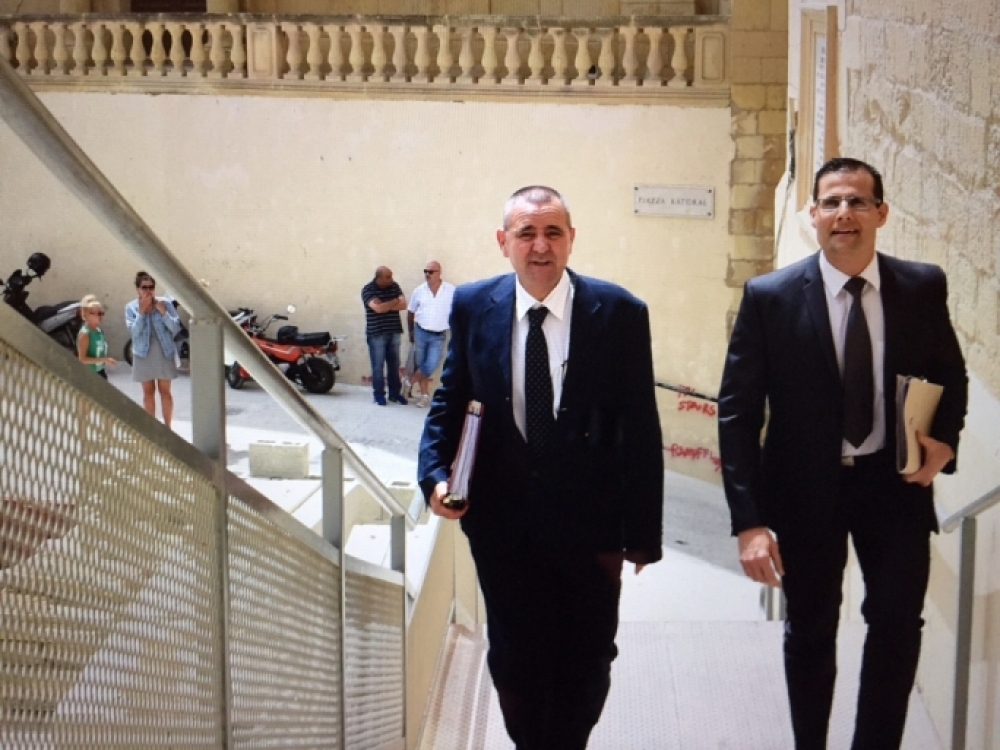 Joe Cauchi mal-avukat tiegħu Robert Abela 