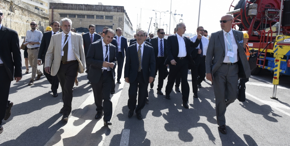 Il-Ministru Joe Mizzi jasal tliett kwarti tard għal konferenza stampa