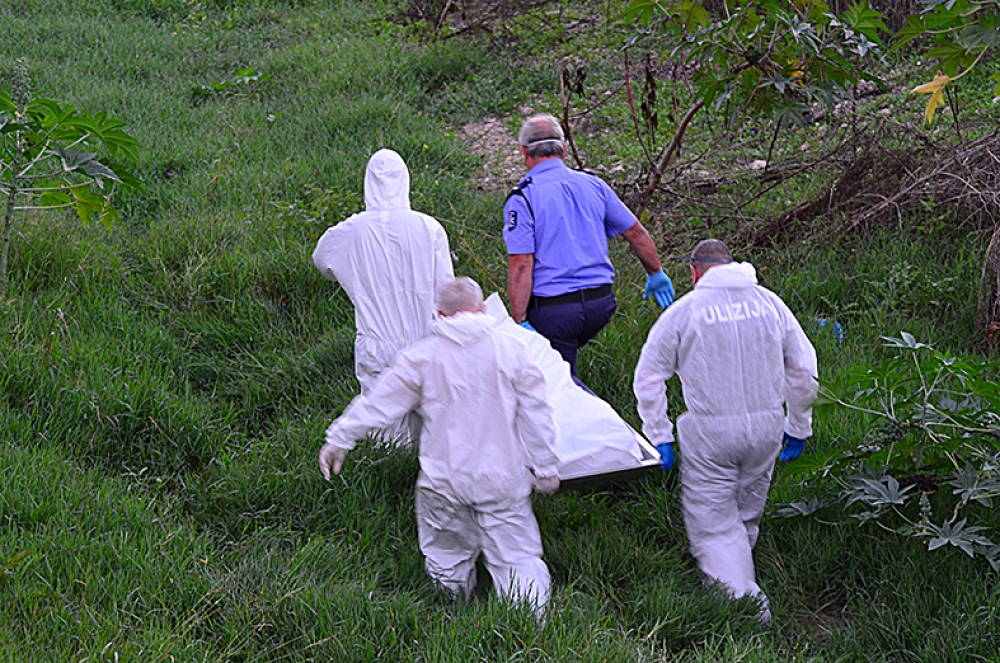 Il-kadavru qed jinġarr mill-wied. Ritratt John Pisani