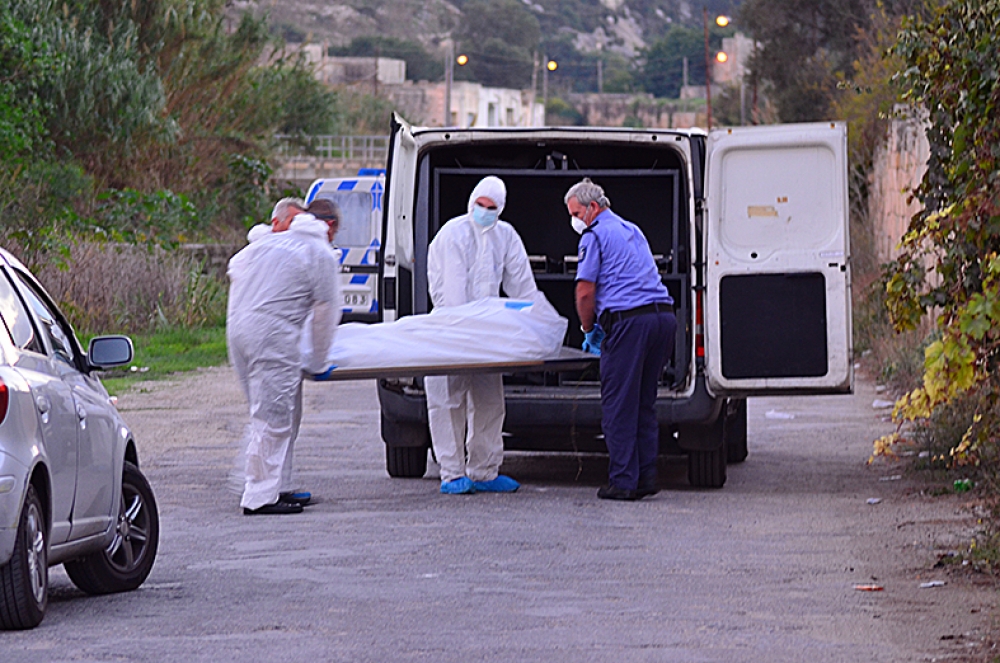 Il-kadavru qed jiddaħħal fil-hearse tal-Pulizija.  Ritratt John Pisani