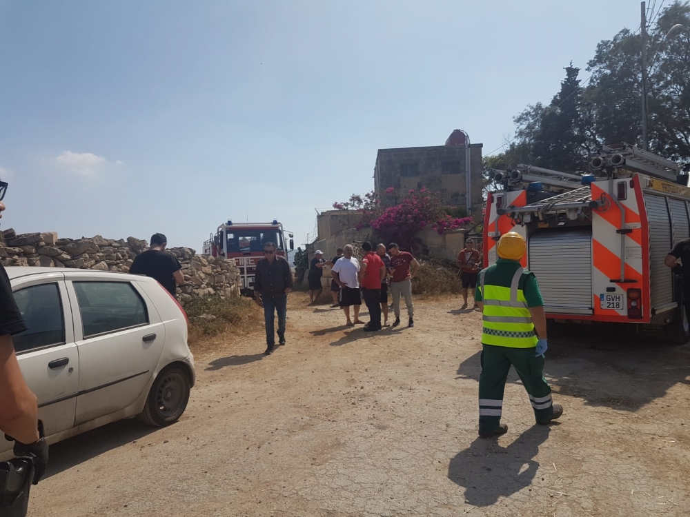 Pulizija u membri tal-Protezzjoni Ċivili ħdejn il-kamra tan-nar