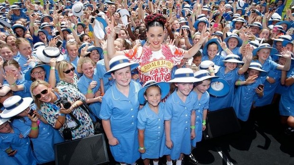 Katy Perry mal-istudenti f'Melbourne