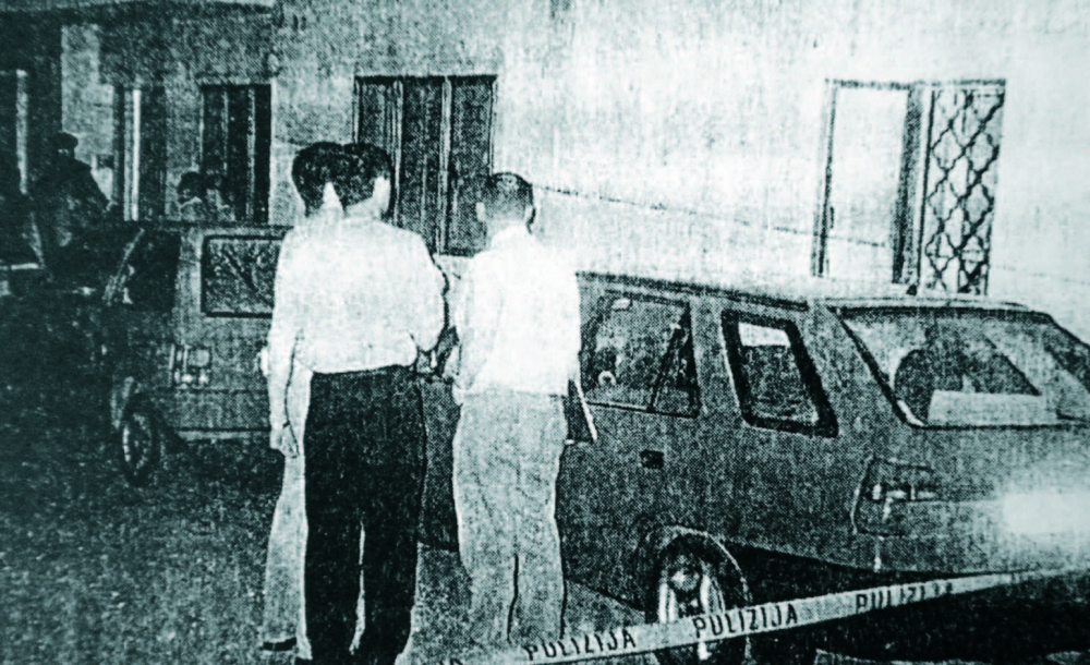 Fuq il-lemin it-tieqa li magħha kien hemm il-bomba