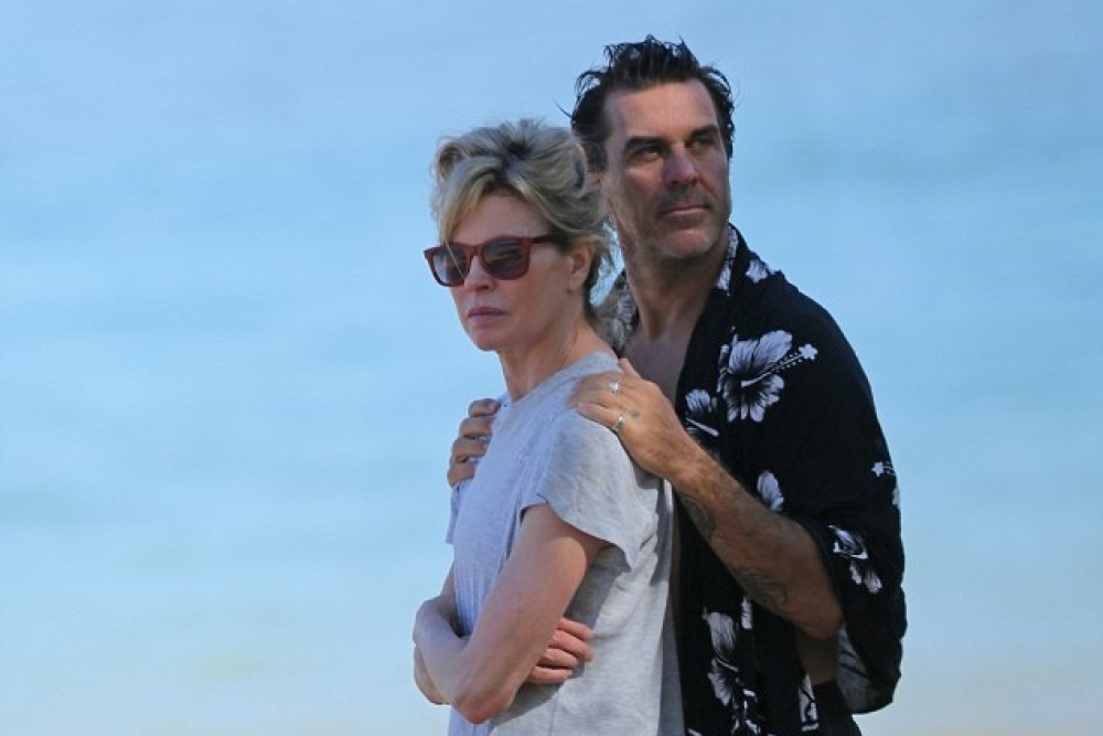 Kim Basinger fil-Hawaii