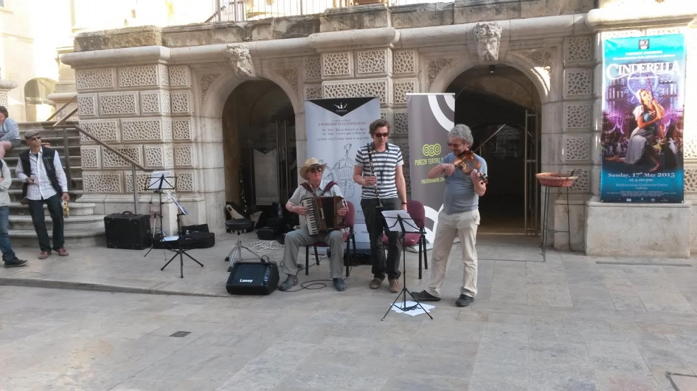 Basil Bunelik, Jakob Lakner u Chris Haigh idoqqu quddiem Pjazza Teatru Rjal
