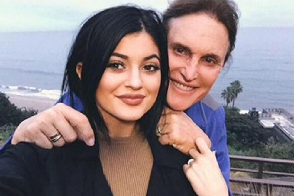 Kylie Jenner flimkien ma' missierha Bruce Jenner