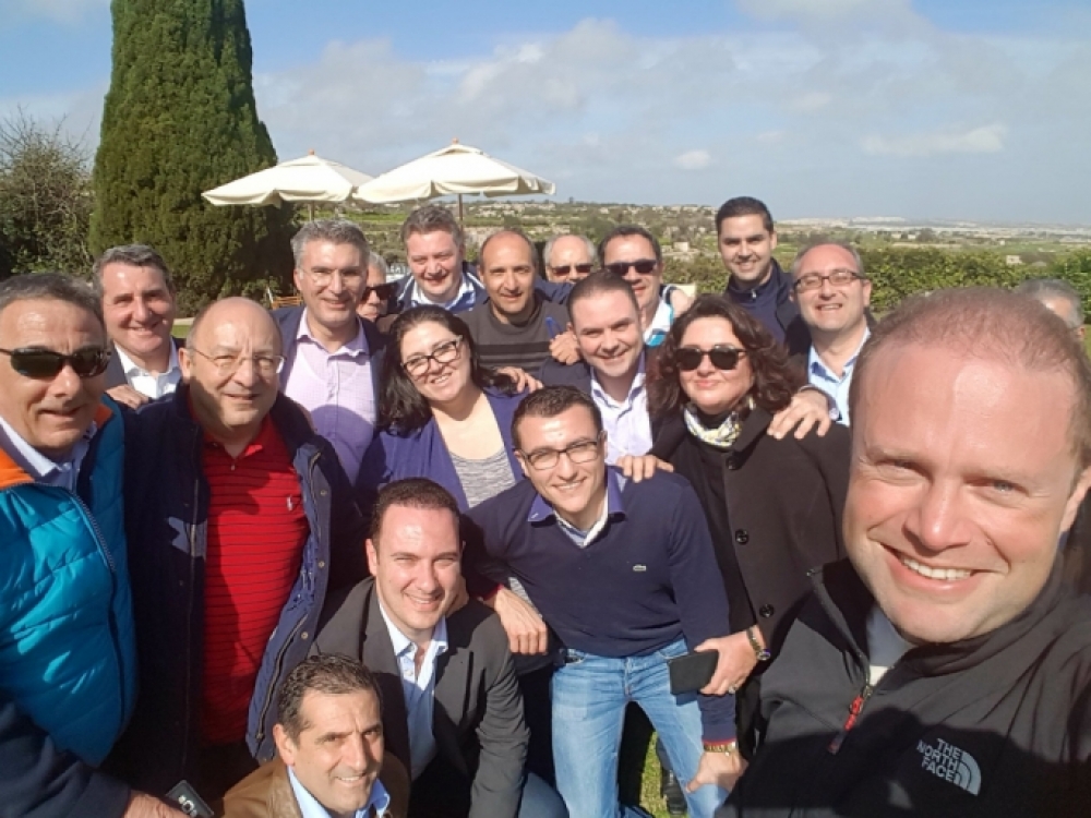 Ir-ritratt fit-‘Tweet’ ta' Joseph Muscat mal-membri tal-Grupp Parlamentari tal-PL waqt laqgħa li kellhom ġewwa l-Palazz tal-Girgenti