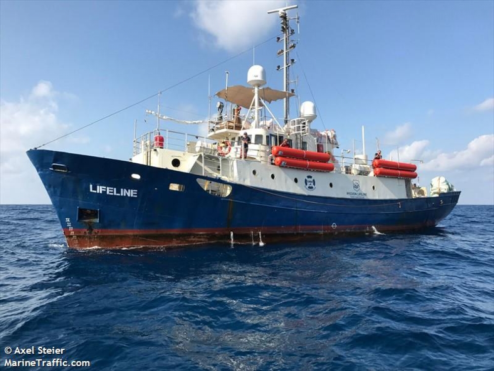 Il-bastiment Lifeline li għandu fuqu aktar minn 200 immigrant