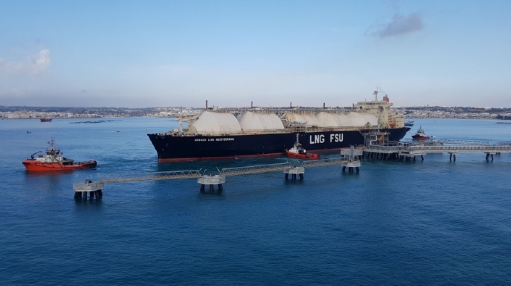 It-tanker tal-LNG imċaqlaq għal pożizzjoni ta’ rbit għall-maltemp