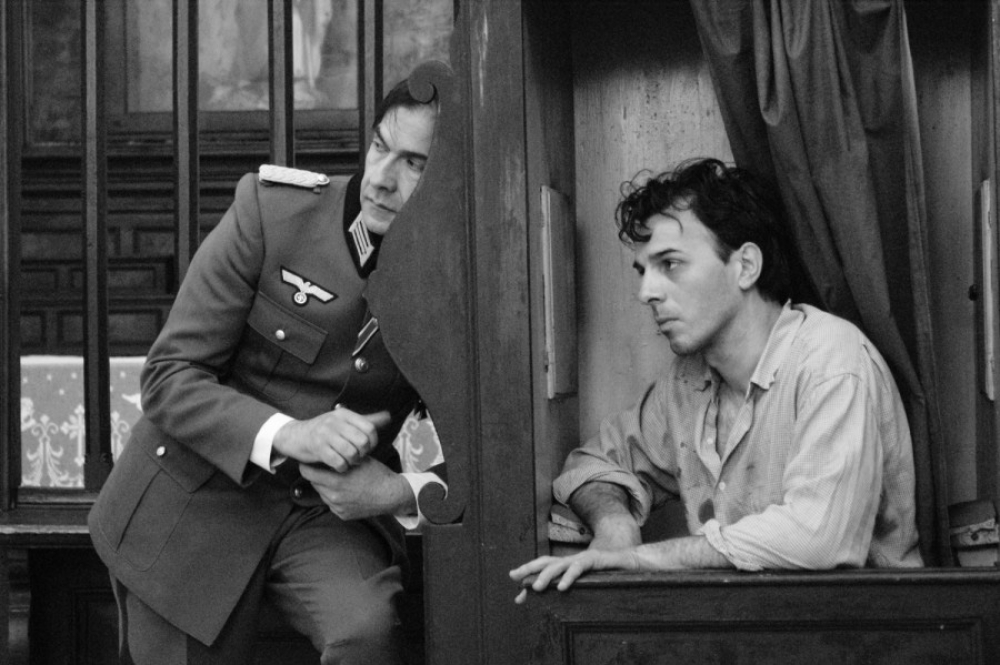 Iż-żagħżugħ li nħeba f’konfessjonarju biex jaħrab min-Nazi fil-film The Confessional