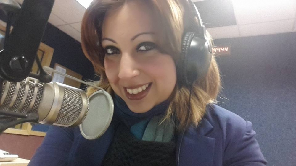 Il-preżentatriċi popolari fuq Radio 101 Manila Bottone