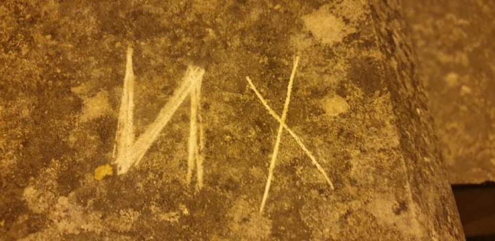 Ritratt ta' waħda mill-marki duq id-djar