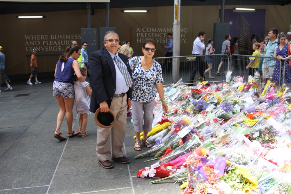 Il-Maltese Community Council of NSW ghan-nom tal-komunita’ Maltija, permezz tal-Vici President, Emanuel Camilleri u martu Theresa poggew wkoll fjuri bhala rturija ta’ solidarjeta mal-vittmi 