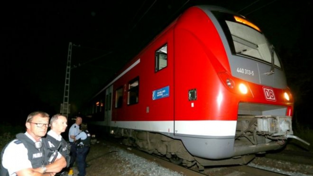 Erba' passiġġieri fuq ferrovija jindarbu b'mannara u sikkina minn ġuvni ta' 17 -il sena