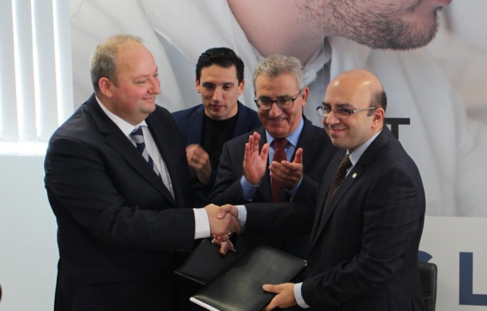 Frederick Schembri (xellug) waqt iffirmar ta' ftehim mal-MUT