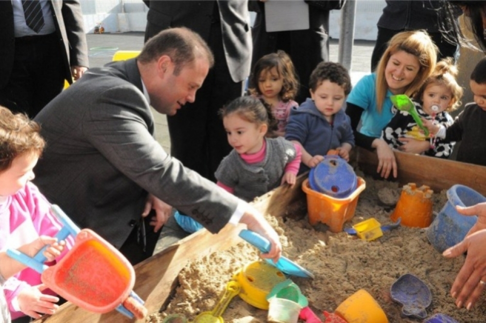 It-tfal għadhom jitfaċċaw fil-proċess propagandista fiż-żjarat li l-politiċi jagħmlu fl-iskejjel anki meta m’għandhom x’jaqsmu xejn magħhom