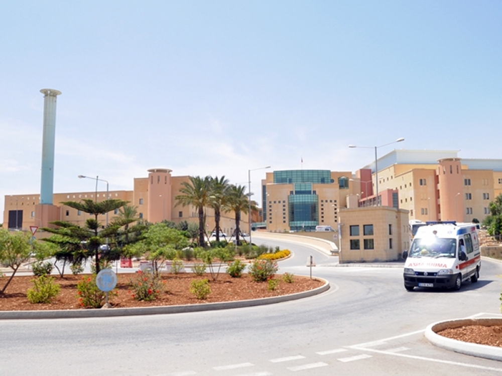 Fera uffiċjal tal-parkeġġ f'Mater Dei waqt li kellu tfajla miegħu li kienet se twelled