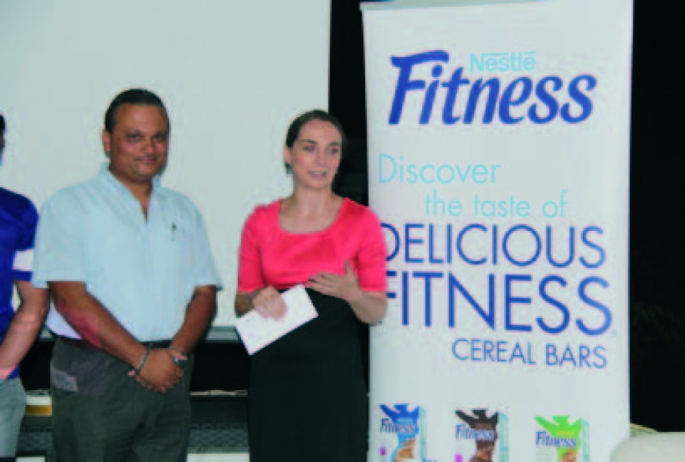 Is-Sinjura Melania Pellicano (Nestlé Fitness) tippreżenta l-isponsor lis-Sur Angiolino Sciberras (President ta’ Luxol Badminton Club)